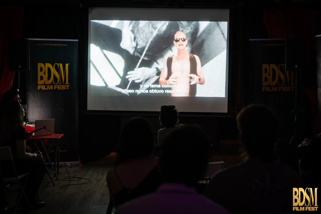 Henry Baker presentando Piss Off X para el BDSM Film Fest 2024 Barcelona